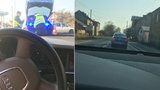 Řidič fotil policisty a pak to zveřejnil: Zadělal si tím na nečekaný problém