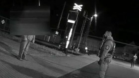 Policisté se k němu opatrně přiblížili a začali s ním mluvit.