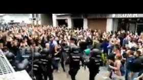 Policie proti Kataláncům zasahuje i gumovými projektily