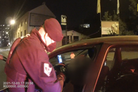VIDEO: Žena zkolabovala za volantem, stihla zablikat na policisty. Zachránili jí život