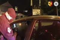 VIDEO: Žena zkolabovala za volantem, stihla zablikat na policisty. Zachránili jí život