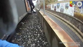 Záchrana 21leté ženy z Kolína, která skočila pod vlak.