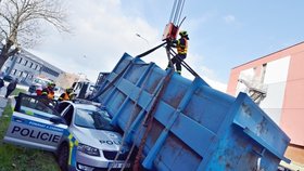 Podruhé se narodili! Obří kontejner slisoval policejní auto, jeli v něm tři strážci zákona