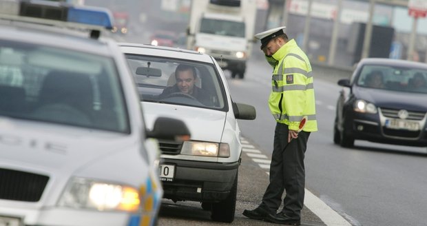 Možná i vaše auto do týdne zanikne. 716 tisíc vozů má problém s doklady