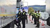 Česko se připravuje na uprchlíky: 200 policistů vyrazilo na hranice s Rakouskem