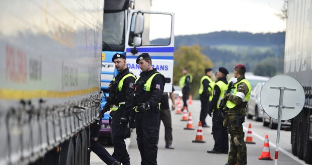 Česko se připravuje na uprchlíky: 200 policistů vyrazilo na hranice s Rakouskem