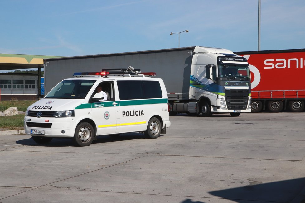 Policisté ve středu kontrolují na dálnici D2 řidiče kamionů.