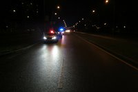 Opilec za volantem měl dlouhé vedení: Nedobrzdil a zastavil o policejní auto