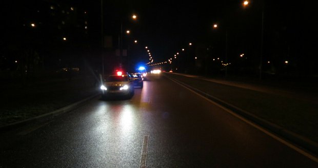 Opilý řidič naboural v Plzni policisty.