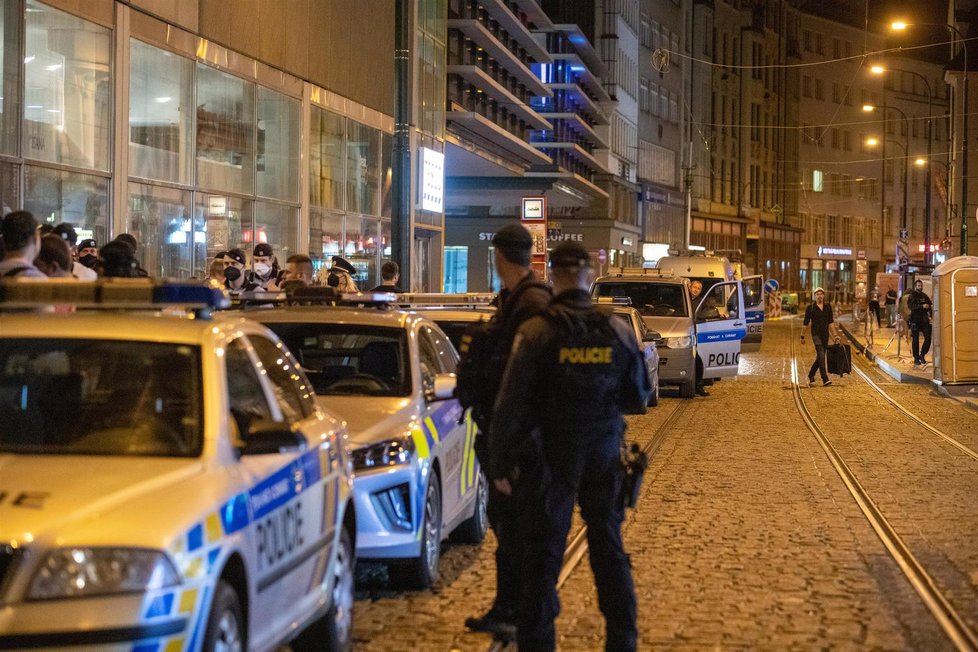 Desítky policistů asistovaly v noci z pátku na sobotu při kontrolách testů v pražských klubech (17.7. 2021)