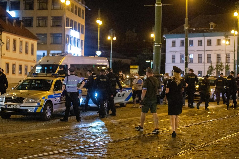 Desítky policistů asistovaly v noci z pátku na sobotu při kontrolách testů v pražských klubech (17.7. 2021)