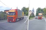 Řidič kamionu ve Valašském Meziříčí předjížděl z kopce do zatáčky a přes plnou čáru.