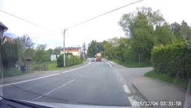 Řidič kamionu ve Valašském Meziříčí předjížděl z kopce do zatáčky a přes plnou čáru.