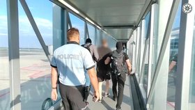 Hledaného muže z Karlovarského kraje zadržela policie v Koreji a vydala ho do ČR
