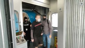 Hledaného muže z Karlovarského kraje zadržela policie v Koreji a vydala ho do ČR