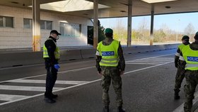 Jihomoravští policisté kontrolují bedlivě české hranice. Zadrželi na nich dva Čechy, kteří měli problémy se zákonem už v zahraničí.