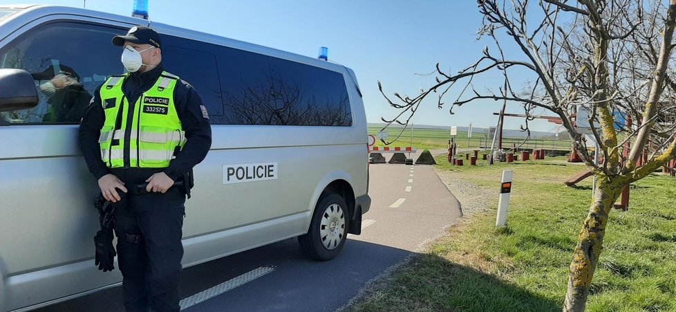 Jihomoravští policisté kontrolují bedlivě české hranice. Zadrželi na nich dva Čechy, kteří měli probémy se zákonem už v zahraničí.