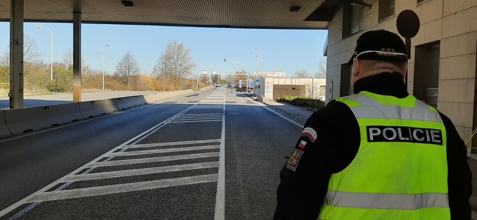 Jihomoravští policisté kontrolují bedlivě české hranice. Zadrželi na nich dva Čechy, kteří měli problémy se zákonem už v zahraničí.