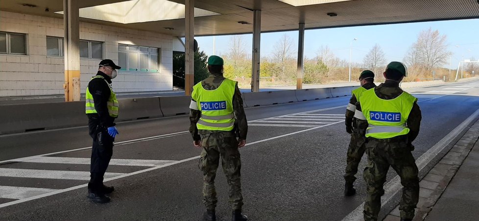 Jihomoravští policisté kontrolují bedlivě české hranice. Zadrželi na nich dva Čechy, kteří měli probémy se zákonem už v zahraničí.