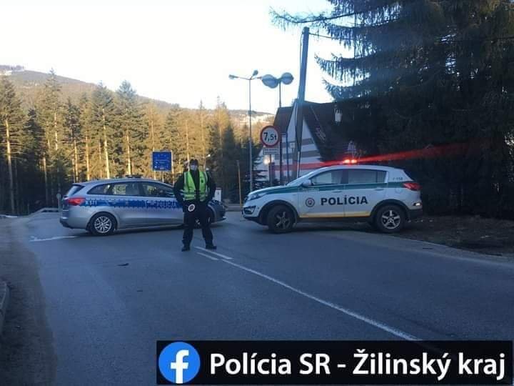 Polská policie hlídá hraniční přechody.