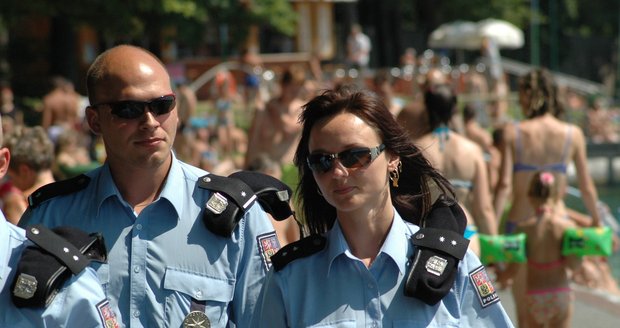 Mezi slunící se Ostravany na koupalištích včera vyrazili policisté v civilu i uniformách