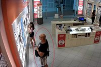 VIDEO: Zloděj slunečních brýlí trhal čipy jako zběsilý. Zákazníci si ho ani nevšimli