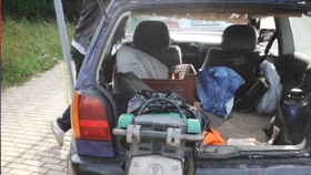 Strážníci ve Vysočanech zadrželi řidiče auta bez řidičáku, za to s ukradeným strojem v kufru