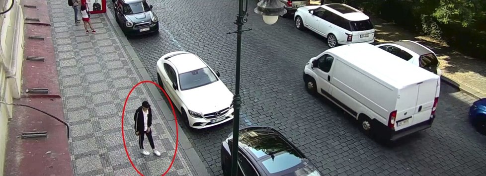 Kriminalisté hledají zloděje, který v pražském centru vykradl luxusní elektromobil.