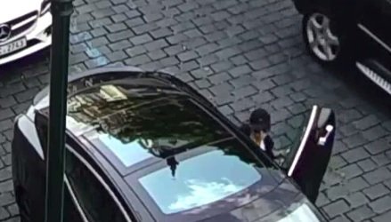 Kriminalisté hledají zloděje, který v pražském centru vykradl luxusní elektromobil.