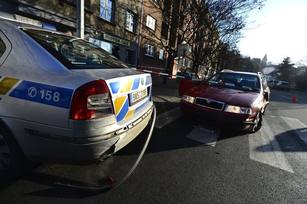 V Praze 4 pronásledovali policisté kradené auto, museli použít zastavovací pás.