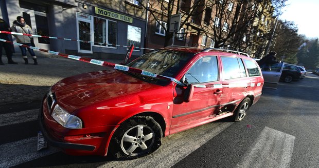 V Praze 4 pronásledovali policisté kradené auto, museli použít zastavovací pás.