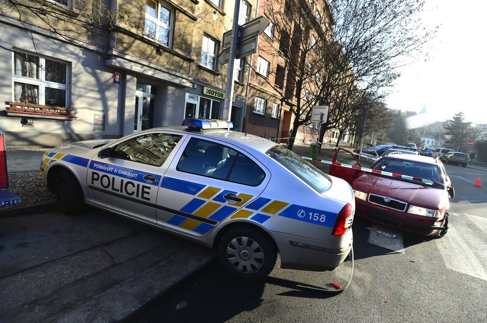 V Praze 4 pronásledovali policisté kradené auto, museli použít zastavovací pás.