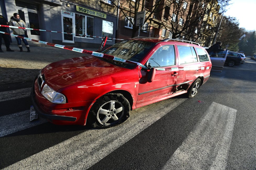 V Praze 4 pronásledovali policisté kradené auto, museli použít zastavovací pás.