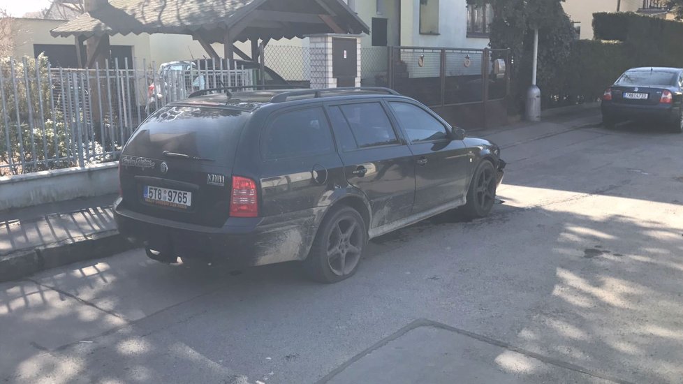 Auto utíkajícího trestance našli policisté v Lahovicích.