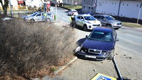 Policisté stříleli po ujíždějícím trestanci, pátrá po něm vrtulník.