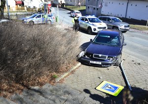 Policisté stříleli po ujíždějícím trestanci, pátrá po něm vrtulník.