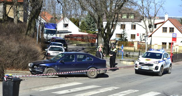 Policisté stříleli po ujíždějícím trestanci, pátrá po něm vrtulník.