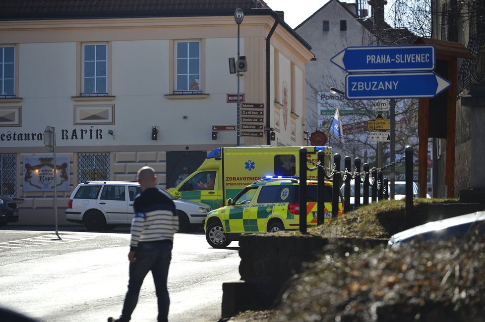 Policisté stříleli po ujíždějícím trestanci, pátrá po něm vrtulník.