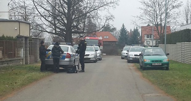 Kriminalisté odhalili v pražských Klánovicích varnu drog, někteří policisté se nadýchali chemikálií.
