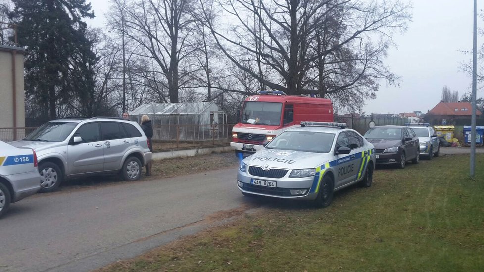 Kriminalisté odhalili v pražských Klánovicích varnu drog, někteří policisté se nadýchali chemikálií.