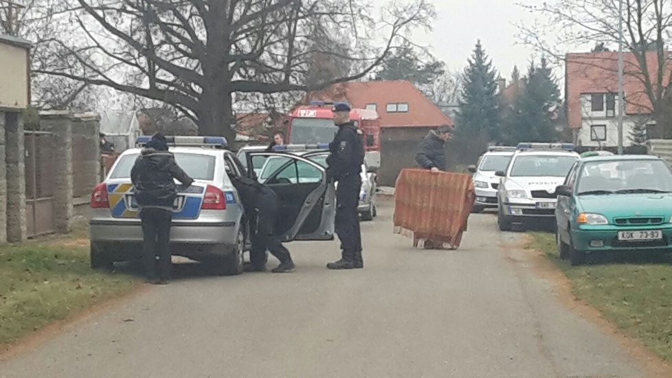 Kriminalisté odhalili v pražských Klánovicích varnu drog, někteří policisté se nadýchali chemikálií.