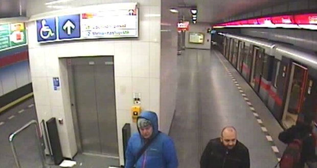 Kriminalisté hledají dvojici mužů z pražského metra, poznáváte je?