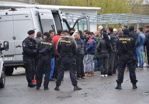 Kriminalisté provedli zátah v Dobřejovicích a Uhříněvsi, podle Blesk.cz kontrolovali cizince.