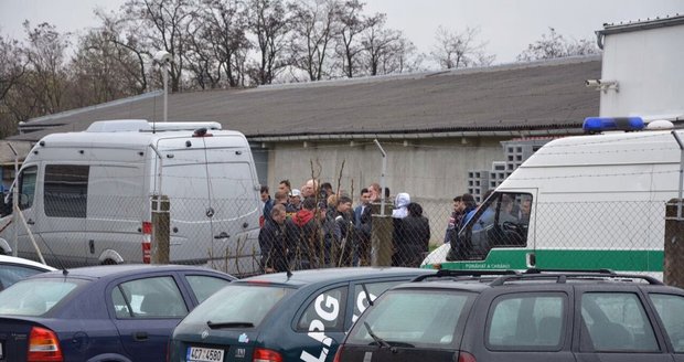 Kriminalisté provedli zátah v Dobřejovicích a Uhříněvsi, podle Blesk.cz kontrolovali cizince.