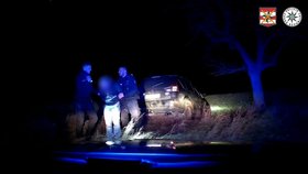 Recidivista (33) se snažil policistům v Kuřimi ujet po silnici i po poli.