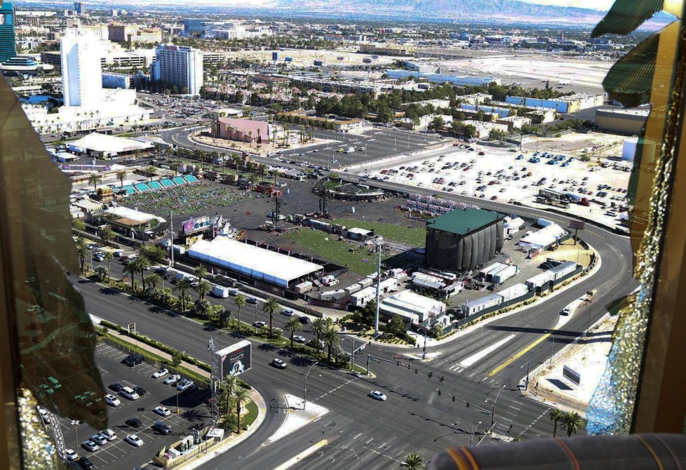 Policie zveřejnila nové fotografie z místa, kde se zastřelil útočník z Las Vegas Stephen Paddcok.