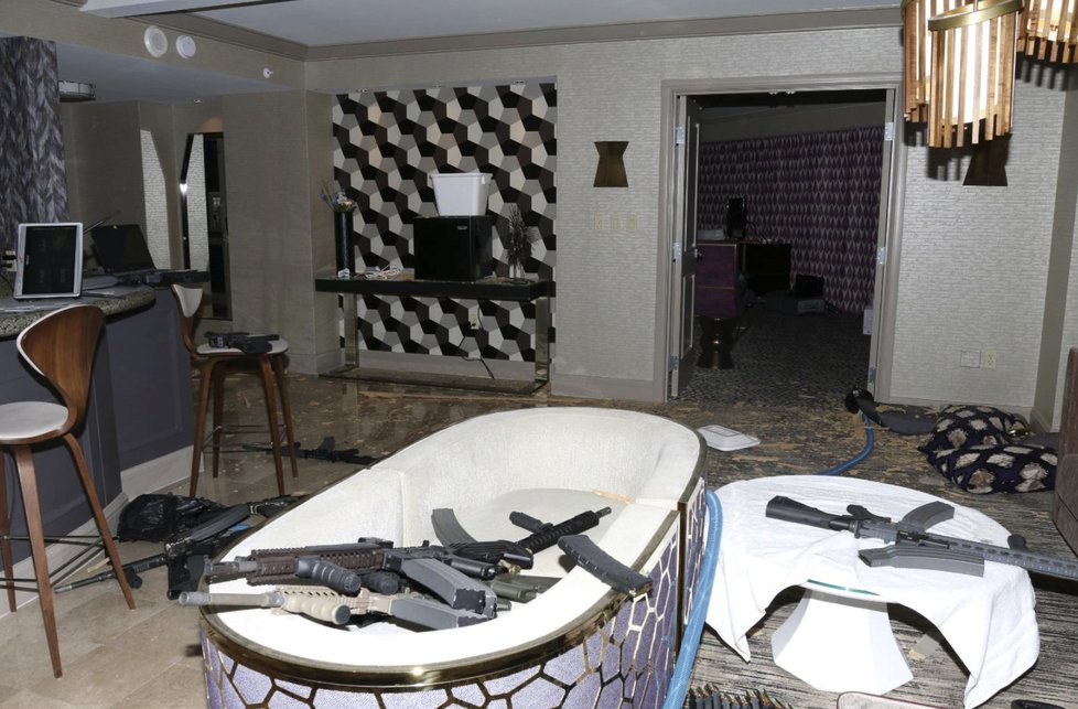 Policie zveřejnila nové fotografie z místa, kde se zastřelil útočník z Las Vegas Stephen Paddcok.