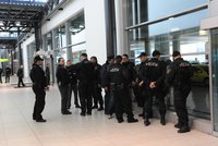 Drama na letišti v Praze: Dva mladí vězni se dali na útěk přes ranvej