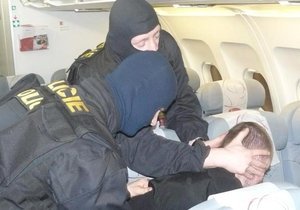 Policisté promluvili o zásahu v letadle s „bombou“: Když po vás jdou čtyři chlapi s kuklami, špatně se člověk ubrání. (ilustrační foto)