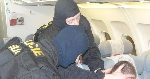 Policisté promluvili o zásahu v letadle s „bombou“: Když po vás jdou čtyři chlapi s kuklami, špatně se člověk ubrání